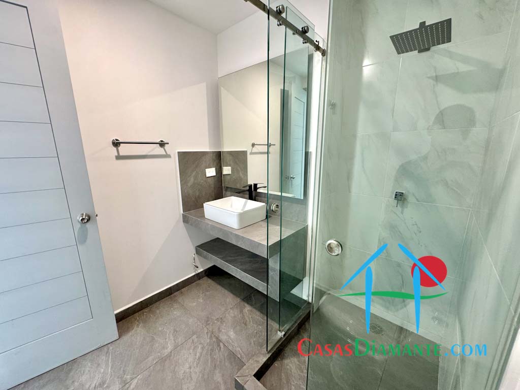 Ocean Front 202 - Baño completo 2